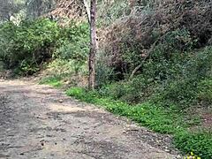 Одинокая женщина достигает оргазма в лесу