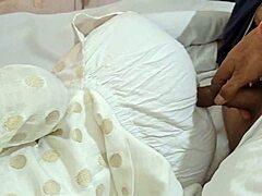 Bhabhi sardarni dostáva masáž a sex v HD porno videu