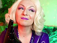 Rya Grander, seorang milf dewasa, mendominasi dengan sarung tangan karet dalam video fetish lateks