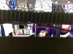 Milf's borsten spelen op camera vastgelegd in de winkel