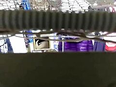 Milfs igrajo prsi, posneta na kamero v trgovini