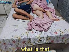 Büyük göğüslü MILF Tia Gomez ve yeğeni yeni evden sonra yatağı paylaşıyor