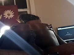 Ev yapımı bir videoda, Venezüellalı bir MILF sıkı amını sikti