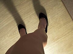 MILF amatur berotot menggoda dengan kaki panjang dan fetish kaki