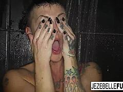 I grandi seni di Jezebelle Bond rimbalzano mentre si bagna sotto la doccia