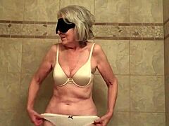 Mujer madura se desnuda y se burla en un video humillante