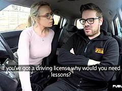 Sessione di masturbazione e pompino di una milf tettona in macchina con il suo istruttore di guida