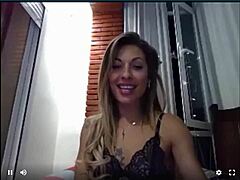 İspanyol milf Naomi Burning web kamerasında mastürbasyon becerilerini sergiliyor