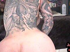 Az amatőr MILF nagy mellekkel és tetoválásokkal POV-ban nyalják és dugják a punciját