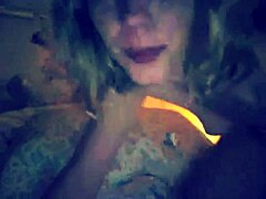Soția cehă matură experimentează un orgasm intens pe webcam