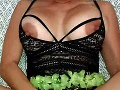 Xania Lomask onanerer hårdt på sine store bryster og fingre i en solo-video