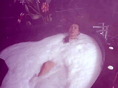 Uma milf sensual se entrega a um banho quente na sauna