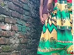Eine indische Braut und ihr Mann haben eine heiße Begegnung an der Wand