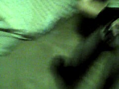 Uma MILF madura assume o controle em um vídeo de masturbação solo