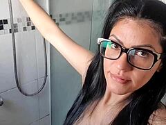 فيديو POV لامرأة لاتينية جذابة تحصل على مهبلها مرتاح وممتع
