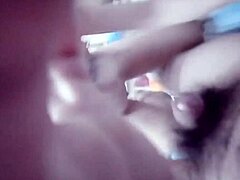Videoclip porno cu o brunetă busty care își întinde analul