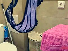 Amateur-Hausfrau masturbiert im Badezimmer und wird erwischt