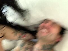 POV-seksiä tatuoidun pariskunnan Joanna Angelin kanssa ja hänen pienet kätensä HD-kuvassa