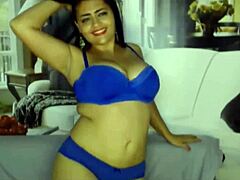 Tânăra și sexy latina își arată sânii uriași pe webcam
