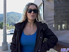 Η μεγαλόστηθη milf μπάρμαν Kenzie Taylor αναμιγνύει πούτσο με γάλα και παίρνει cumshot