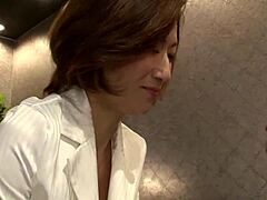 Fuld længde film med smuk japansk MILF i HD