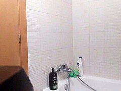 Amatérská španělská milf se oddává fetišistické hře s pravítkem, holí si vlasy a používá dlouhý kartáč