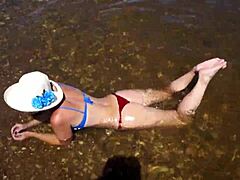 Bikini oblečená MILFka sa namočí v rieke Volge