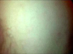 O cu apertado recebe tratamento de cachorrinho em um vídeo com tema anal