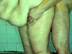 나는 이 욕심 많은 늙은 아름다운 뚱뚱한 여성을 샤워실에서 엿보고 그녀의 긴 엉덩이를 손가락으로 만지는 것을 즐긴다
