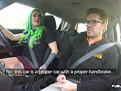 Mamá tetona folla su coño y se corre en el coche después de tener sexo con el instructor de conducción