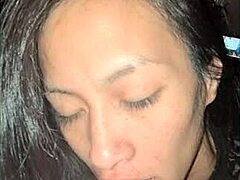 Aziatische MILF geniet van een diepe pijpbeurt met tepelspel en massage