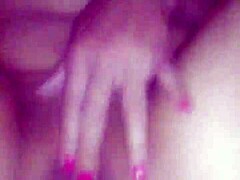 Аматьорка се мастурбира и получава кремпай в това горещо видео на майка