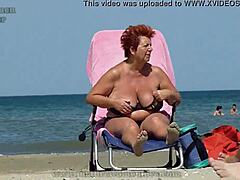 Érett nagymamák élvezik a strandot
