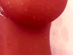 Deze Russische milf met haar mooie borsten laat je zien hoe ze haar vriendjes grote borsten wast