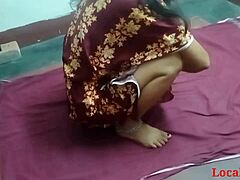 Бхаби от индийско село се отдава на хардкор секс на открито