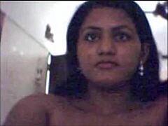 Titta på en kurvig indisk MILF klä av sig och tillfredsställa sig själv på kameran - Hottest Mylfcams