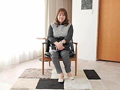 Milf Takayama Miyako får en handjob og creampie i en moden handjob-video